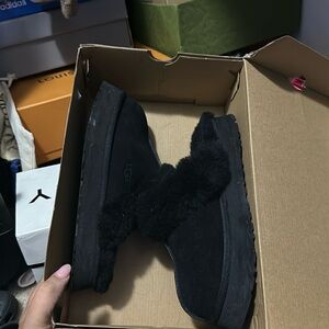 Size 9 black platform UGG slippers comes with box
